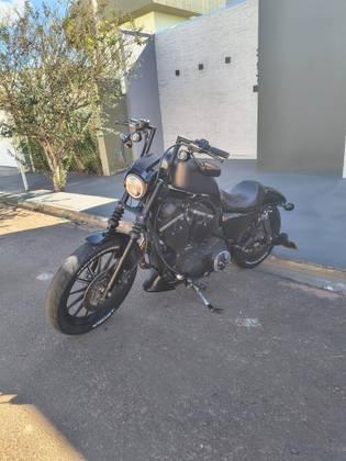 HARLEY-DAVIDSON SPORTSTER IRON 883 