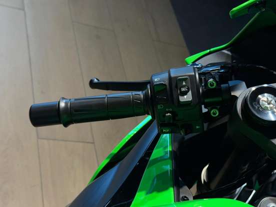 KAWASAKI-NINJA ZX-6R-2025