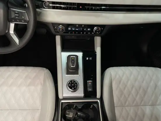 MITSUBISHI-OUTLANDER-2025