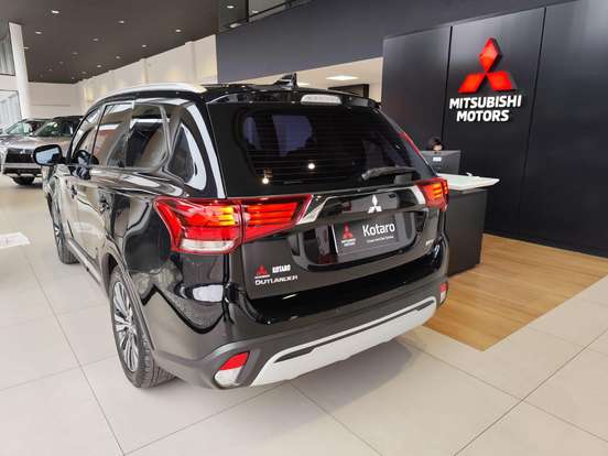 MITSUBISHI-OUTLANDER-2021