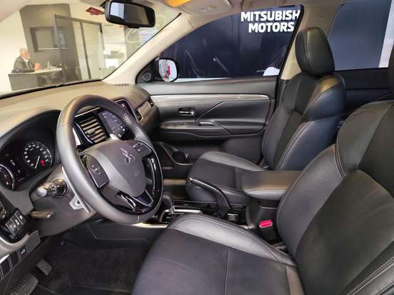 MITSUBISHI-OUTLANDER-2021