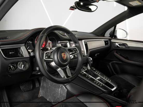 PORSCHE-MACAN-2016