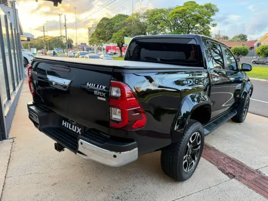 TOYOTA-HILUX-2.8 D-4D TURBO DIESEL CD SRX PLUS 4X4 AUTOMÁTICO TOYOTA-HILUX-2023