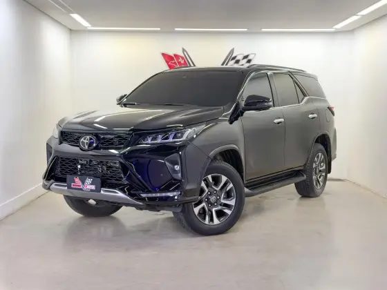 TOYOTA HILUX SW4 2.8 D-4D TURBO DIESEL DIAMOND 7L 4X4 AUTOMÁTICO