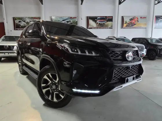 TOYOTA HILUX SW4 2.8 D-4D TURBO DIESEL DIAMOND 7L 4X4 AUTOMÁTICO