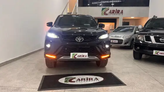 TOYOTA HILUX SW4 2.8 D-4D TURBO DIESEL DIAMOND 7L 4X4 AUTOMÁTICO TOYOTA HILUX SW4 2.8 D-4D TURBO DIESEL DIAMOND 7L 4X4 AUTOMÁTICO