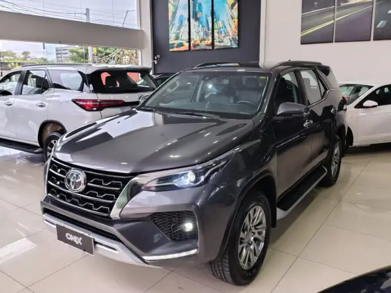 TOYOTA HILUX SW4 2.8 D-4D TURBO DIESEL SRX 4X4 AUTOMÁTICO TOYOTA HILUX SW4 2.8 D-4D TURBO DIESEL SRX 4X4 AUTOMÁTICO