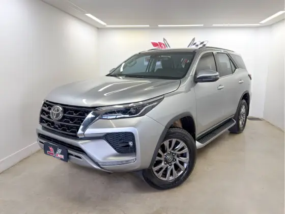 TOYOTA HILUX SW4 2.8 D-4D TURBO DIESEL SRX 4X4 AUTOMÁTICO TOYOTA HILUX SW4 2.8 D-4D TURBO DIESEL SRX 4X4 AUTOMÁTICO