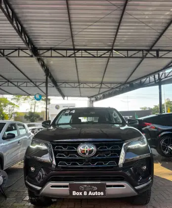 TOYOTA HILUX SW4 2.8 D-4D TURBO DIESEL SRX 7L 4X4 AUTOMÁTICO TOYOTA HILUX SW4 2.8 D-4D TURBO DIESEL SRX 7L 4X4 AUTOMÁTICO