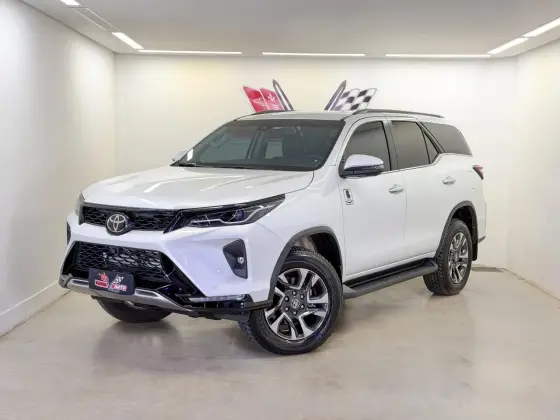 TOYOTA HILUX SW4 2.8 D-4D TURBO DIESEL SRX PLATINUM 7L 4X4 AUTOMÁTICO