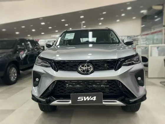 TOYOTA HILUX SW4 2.8 D-4D TURBO DIESEL SRX PLATINUM 7L 4X4 AUTOMÁTICO TOYOTA HILUX SW4 2.8 D-4D TURBO DIESEL SRX PLATINUM 7L 4X4 AUTOMÁTICO