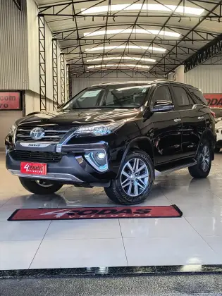 TOYOTA HILUX SW4 2.8 SRX 4X4 7 LUGARES 16V TURBO INTERCOOLER DIESEL 4P AUTOMÁTICO TOYOTA HILUX SW4 2.8 SRX 4X4 7 LUGARES 16V TURBO INTERCOOLER DIESEL 4P AUTOMÁTICO