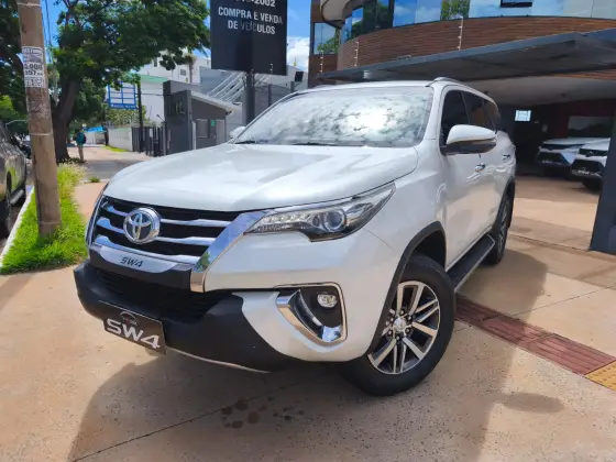TOYOTA HILUX SW4 2.8 SRX 4X4 7 LUGARES 16V TURBO INTERCOOLER DIESEL 4P AUTOMÁTICO TOYOTA HILUX SW4 2.8 SRX 4X4 7 LUGARES 16V TURBO INTERCOOLER DIESEL 4P AUTOMÁTICO