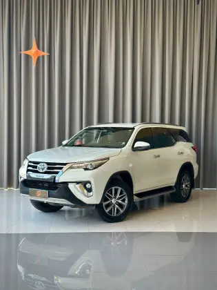 TOYOTA HILUX SW4 2.8 SRX 4X4 7 LUGARES 16V TURBO INTERCOOLER DIESEL 4P AUTOMÁTICO TOYOTA HILUX SW4 2.8 SRX 4X4 7 LUGARES 16V TURBO INTERCOOLER DIESEL 4P AUTOMÁTICO