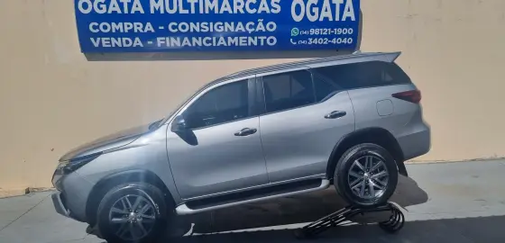 TOYOTA HILUX SW4 2.8 SRX 4X4 7 LUGARES 16V TURBO INTERCOOLER DIESEL 4P AUTOMÁTICO
