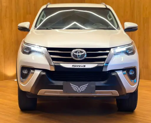 TOYOTA HILUX SW4 2.8 SRX DIAMOND 4X4 7 LUGARES 16V TURBO INTERCOOLER DIESEL 4P AUTOMÁTICO TOYOTA HILUX SW4 2.8 SRX DIAMOND 4X4 7 LUGARES 16V TURBO INTERCOOLER DIESEL 4P AUTOMÁTICO