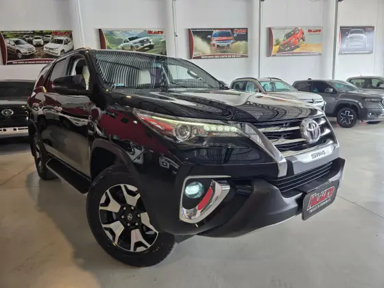 TOYOTA HILUX SW4 2.8 SRX DIAMOND 4X4 7 LUGARES 16V TURBO INTERCOOLER DIESEL 4P AUTOMÁTICO TOYOTA HILUX SW4 2.8 SRX DIAMOND 4X4 7 LUGARES 16V TURBO INTERCOOLER DIESEL 4P AUTOMÁTICO