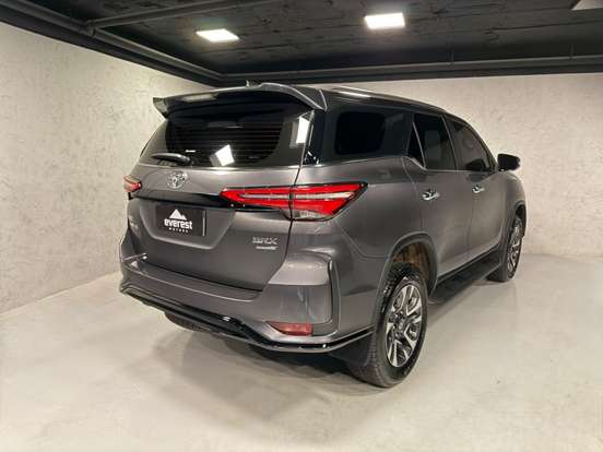 TOYOTA-HILUX SW4-2024