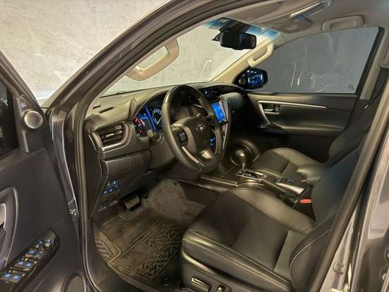 TOYOTA-HILUX SW4-2.8 D-4D TURBO DIESEL SRX PLATINUM 7L 4X4 AUTOMÁTICO TOYOTA-HILUX SW4-2024