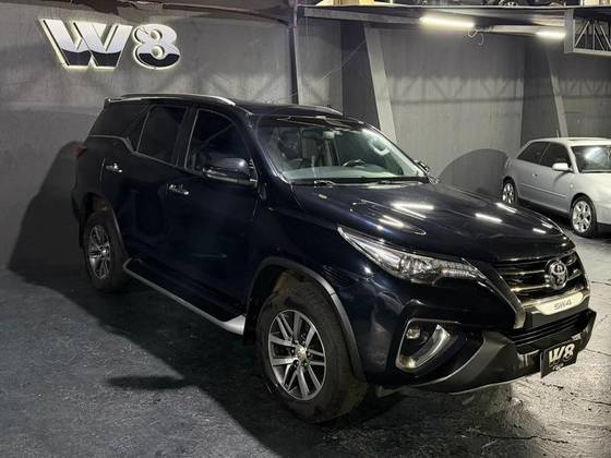 TOYOTA HILUX SW4 2.8 SRX 4X4 7 LUGARES 16V TURBO INTERCOOLER DIESEL 4P AUTOMÁTICO
