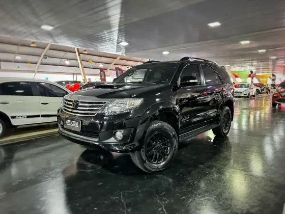 TOYOTA HILUX SW4 3.0 SRV 4X4 7 LUGARES 16V TURBO INTERCOOLER DIESEL 4P AUTOMÁTICO TOYOTA HILUX SW4 3.0 SRV 4X4 7 LUGARES 16V TURBO INTERCOOLER DIESEL 4P AUTOMÁTICO
