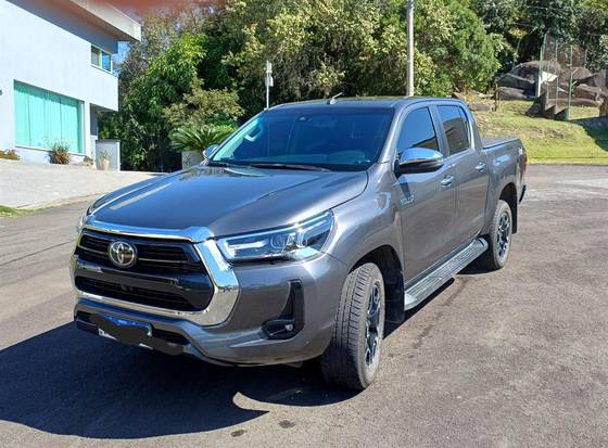 TOYOTA HILUX 2.8 D-4D TURBO DIESEL CD SRX 4X4 AUTOMÁTICO