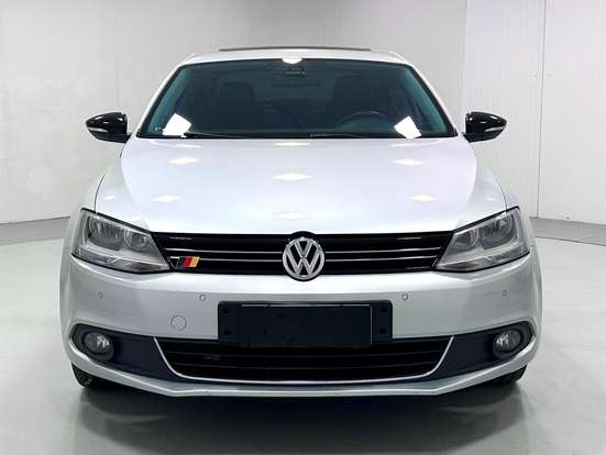 VOLKSWAGEN-JETTA-2012