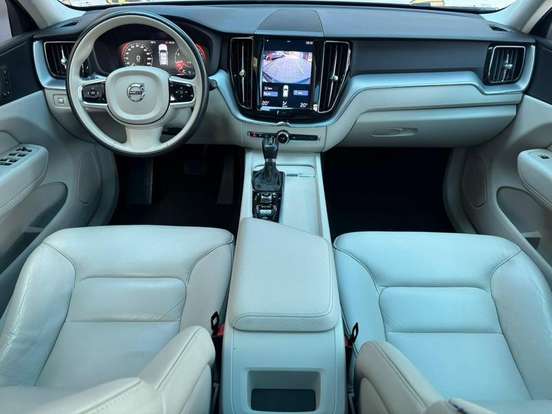 VOLVO-XC60-2020