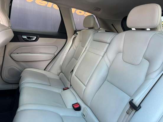 VOLVO-XC60-2020
