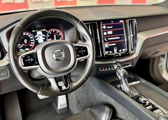 VOLVO-XC60-2017