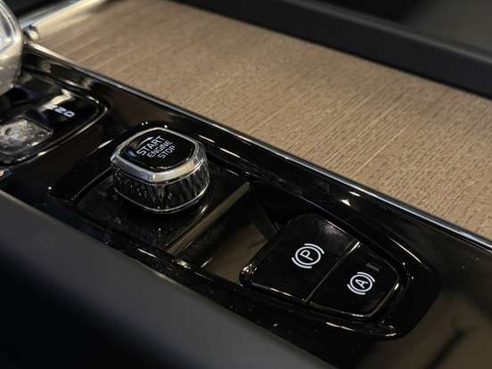 VOLVO-XC60-2025