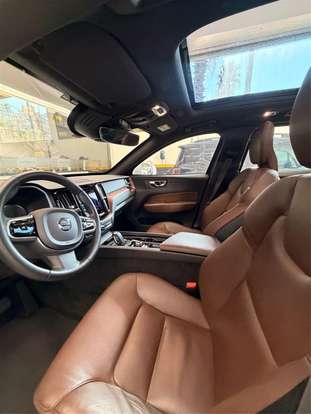 VOLVO-XC60-2020