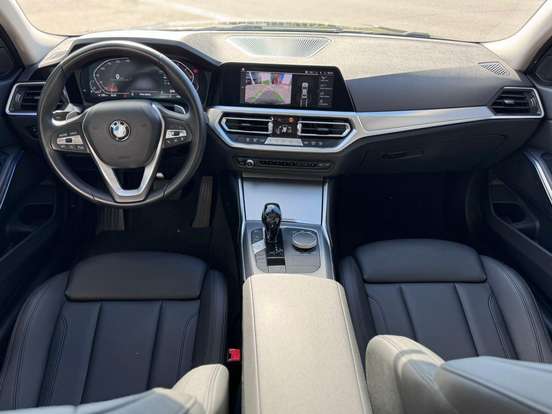 BMW-320i-2020