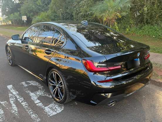 BMW-320i-2022