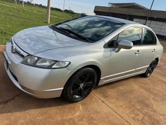 HONDA CIVIC 1.8 LXS 16V FLEX 4P AUTOMÁTICO HONDA CIVIC 1.8 LXS 16V FLEX 4P AUTOMÁTICO