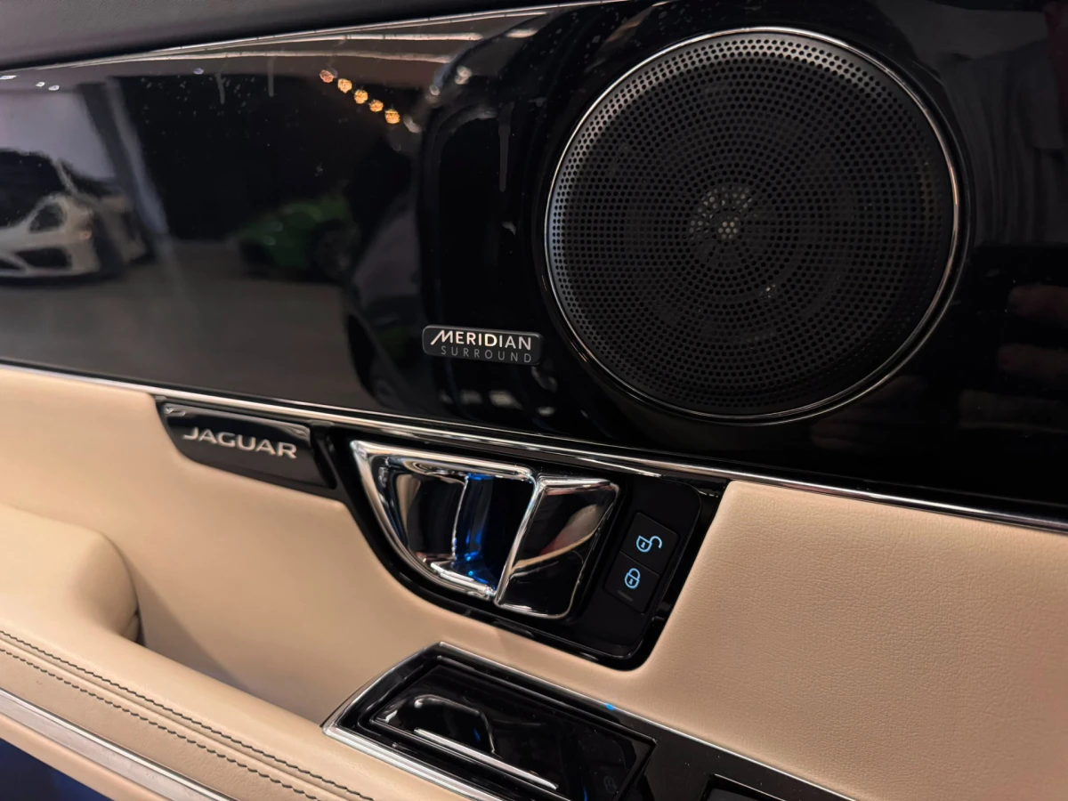 Jaguar XJ — foto 14