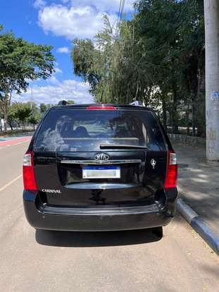 KIA-CARNIVAL-2010