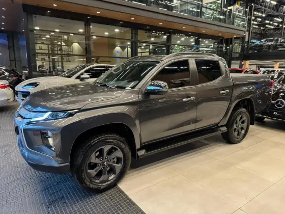 MITSUBISHI L200 TRITON 2.4 16V TURBO DIESEL SPORT HPE CD 4P 4X4 AUTOMÁTICO MITSUBISHI L200 TRITON 2.4 16V TURBO DIESEL SPORT HPE CD 4P 4X4 AUTOMÁTICO