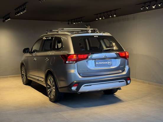 MITSUBISHI-OUTLANDER-2020