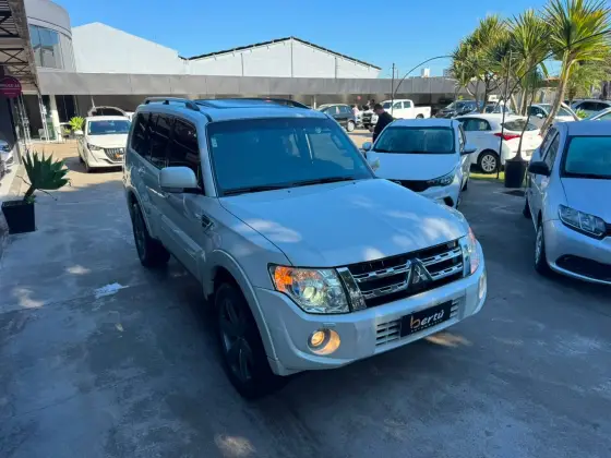 MITSUBISHI PAJERO FULL 3.8 HPE 4X4 V6 24V GASOLINA 2P AUTOMÁTICO MITSUBISHI PAJERO FULL 3.8 HPE 4X4 V6 24V GASOLINA 2P AUTOMÁTICO