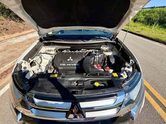 MITSUBISHI-OUTLANDER-3.0 GT 4X4 V6 24V GASOLINA 4P AUTOMÁTICO MITSUBISHI-OUTLANDER-2016