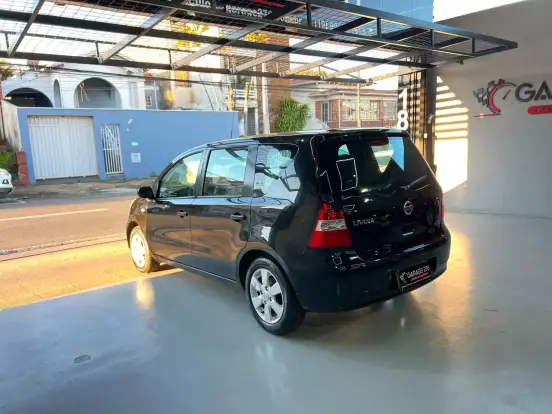 NISSAN-LIVINA-2011
