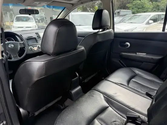 NISSAN-TIIDA-2010
