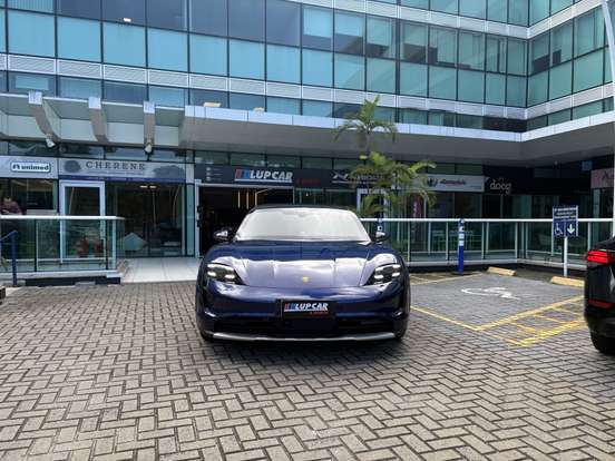 PORSCHE-TAYCAN-2023