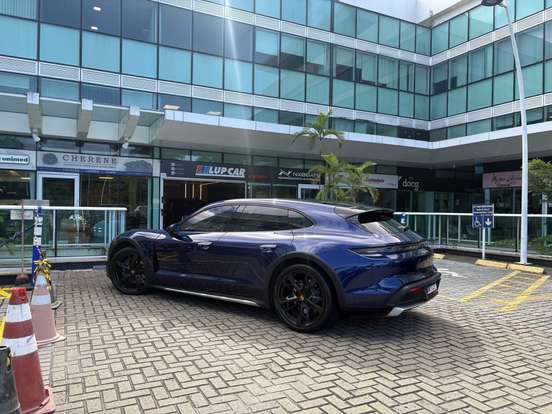 PORSCHE-TAYCAN-2023