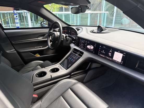 PORSCHE-TAYCAN-2023