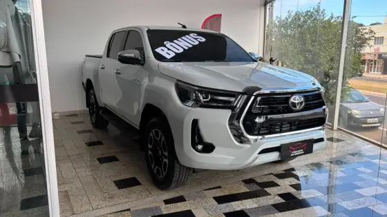 TOYOTA HILUX 2.8 D-4D TURBO DIESEL CD SRX 4X4 AUTOMÁTICO TOYOTA HILUX 2.8 D-4D TURBO DIESEL CD SRX 4X4 AUTOMÁTICO