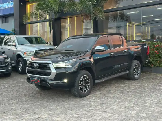 TOYOTA HILUX 2.8 D-4D TURBO DIESEL CD SRX 4X4 AUTOMÁTICO TOYOTA HILUX 2.8 D-4D TURBO DIESEL CD SRX 4X4 AUTOMÁTICO