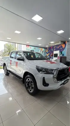 TOYOTA HILUX 2.8 D-4D TURBO DIESEL CD SRX 4X4 AUTOMÁTICO TOYOTA HILUX 2.8 D-4D TURBO DIESEL CD SRX 4X4 AUTOMÁTICO