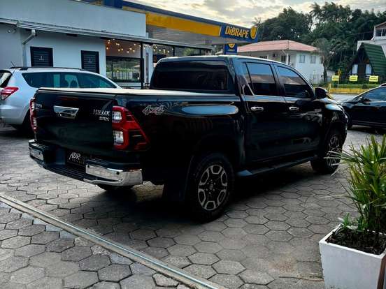 TOYOTA-HILUX-2.8 D-4D TURBO DIESEL CD SRX 4X4 AUTOMÁTICO TOYOTA-HILUX-2021